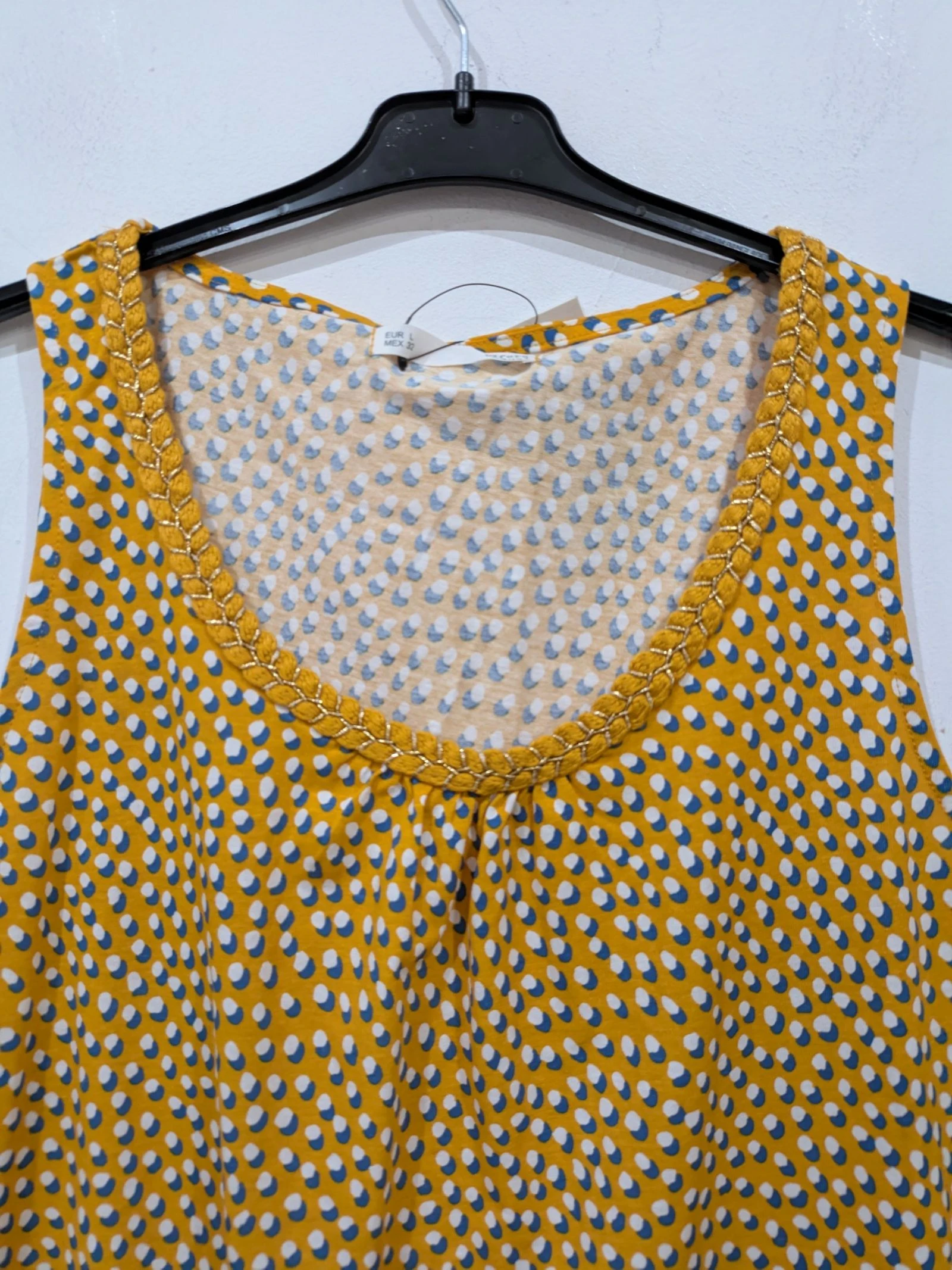 Top sin mangas amarillo mostaza con estampado de lunares. Talla L de Sfera  – photo 6
